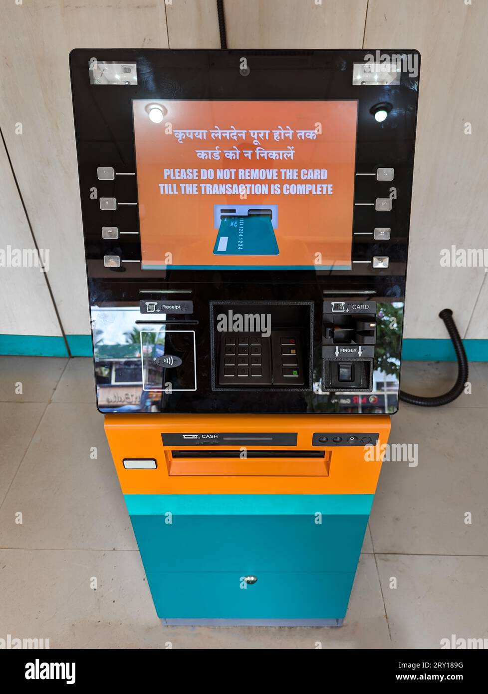 Un bancomat automatico digitale per le operazioni di prelievo e deposito di contante Foto Stock