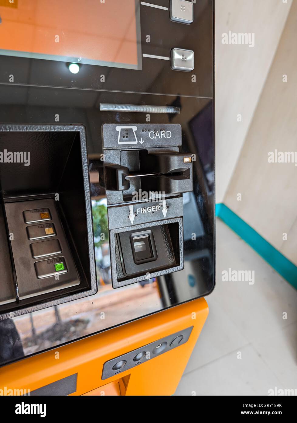 primo piano di un sportellino automatico digitale (ATM) per le operazioni di prelievo di contante e deposito Foto Stock