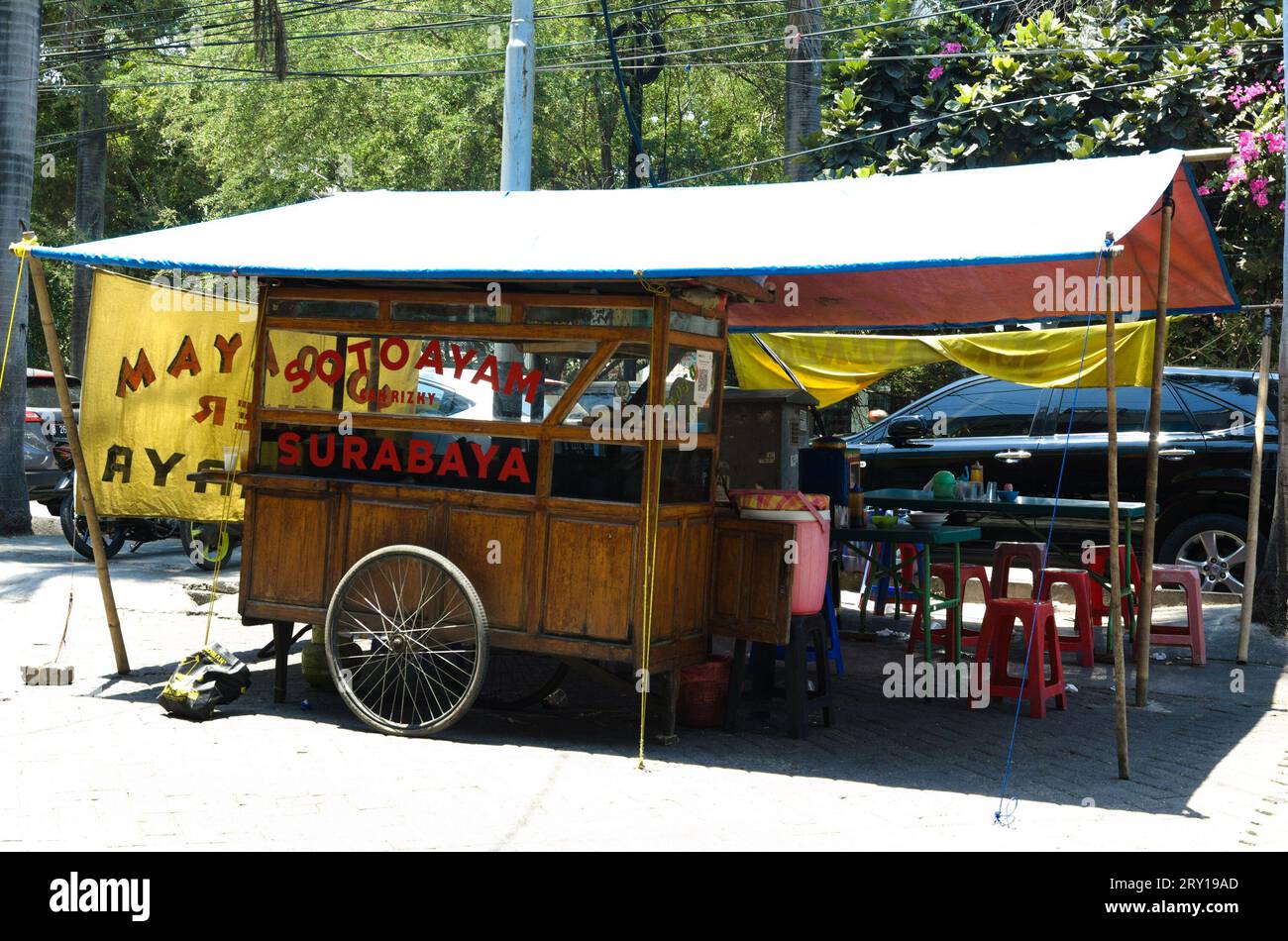 Giacarta, Indonesia - 28 settembre 2023: Chiosco Street food, in cui vendono soto Ayam surabaya. Tipico cibo indonesiano, Giacarta Ovest Foto Stock