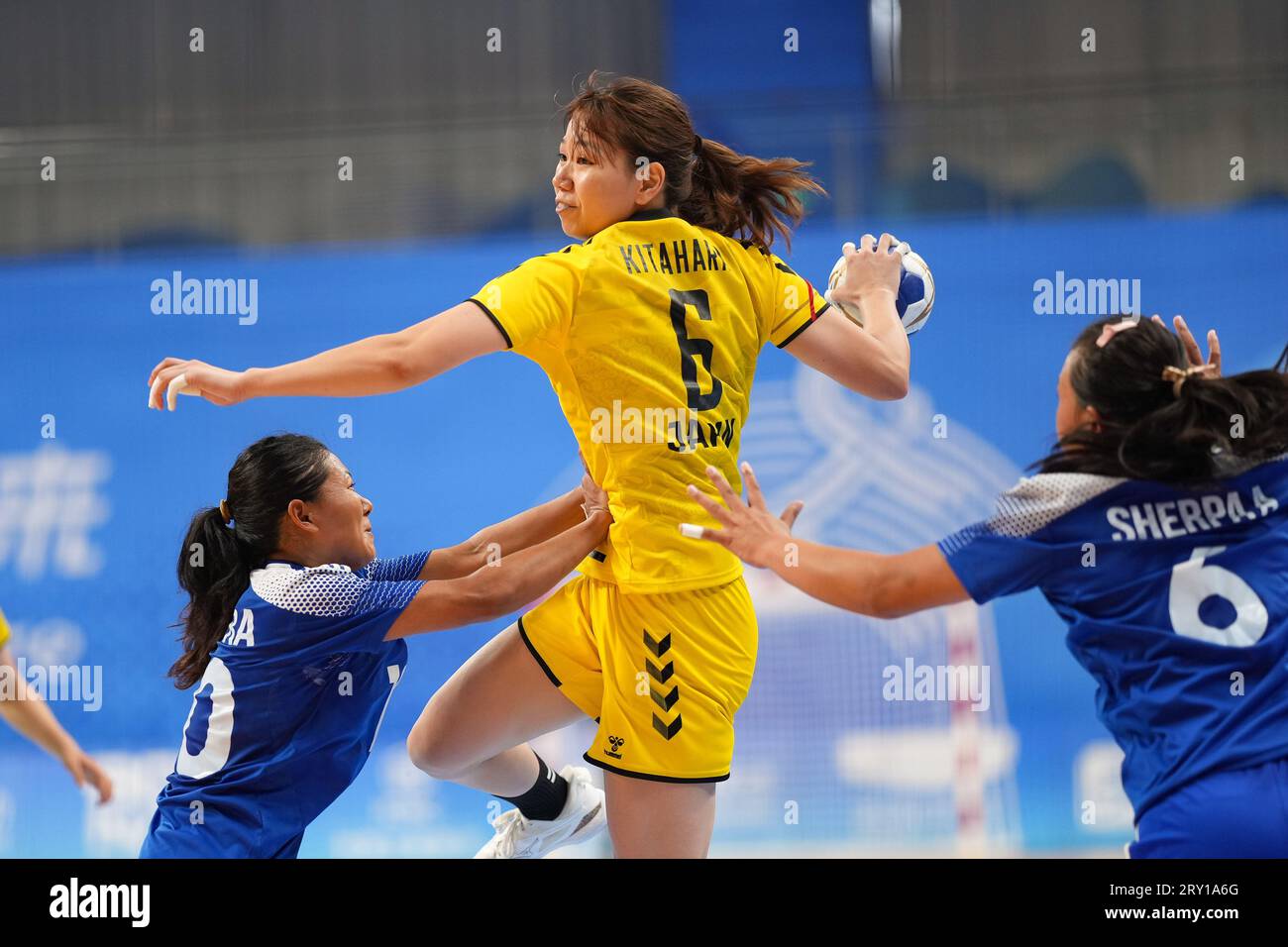 Yumi Kitahara (JPN), 27 SETTEMBRE 2023 - Handball: Women's Group B Match tra Giappone e Nepal al Zhejiang Normal University Xiaoshan Gymnasium durante i Giochi asiatici di Hangzhou del 2022 a Hangzhou, Cina. (Foto di AFLO SPORT) credito: Aflo Co. Ltd./Alamy Live News Foto Stock