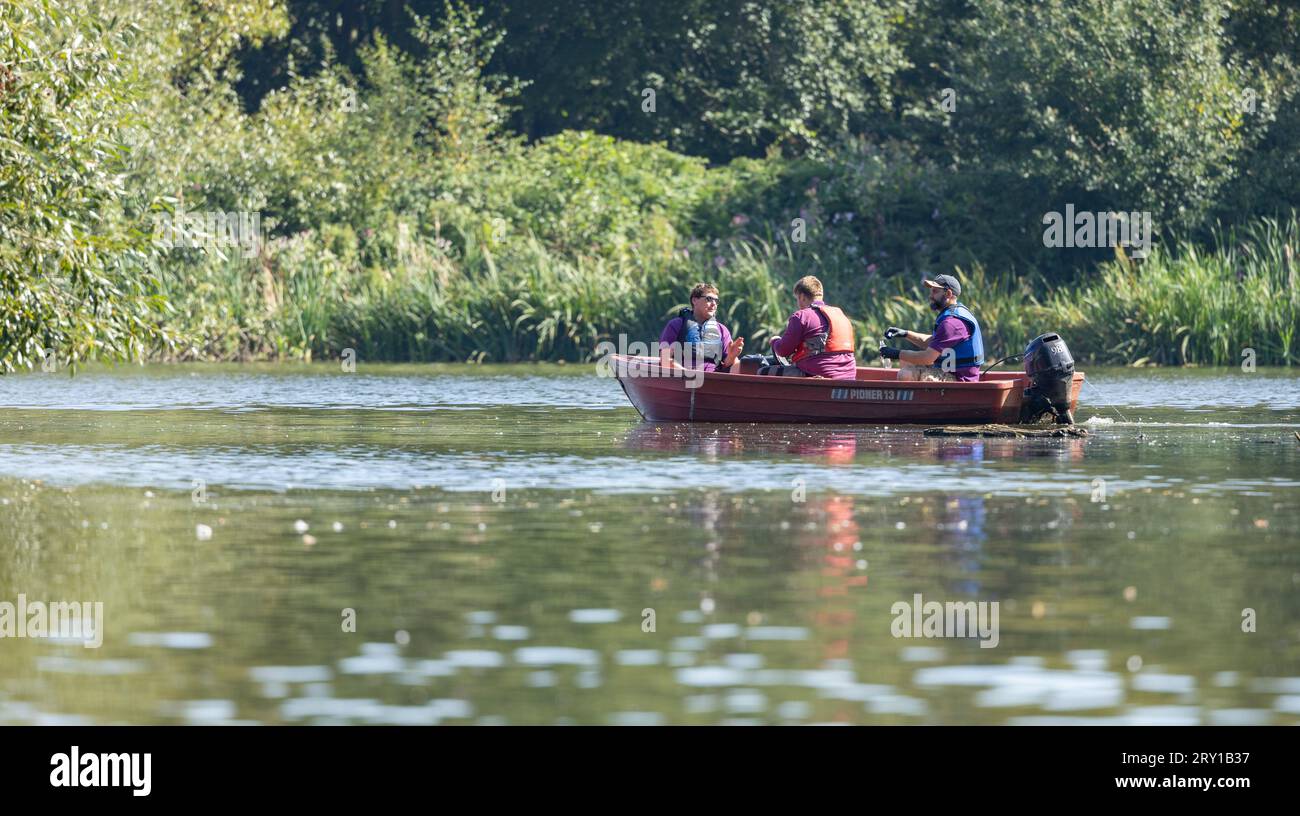 Newcastle-under-Lyme, Staffordshire-regno unito, 14 aprile 2023 tre uomini galleggiano su un battello fluviale con uno splendido paesaggio di campagna mattutino soleggiato Foto Stock