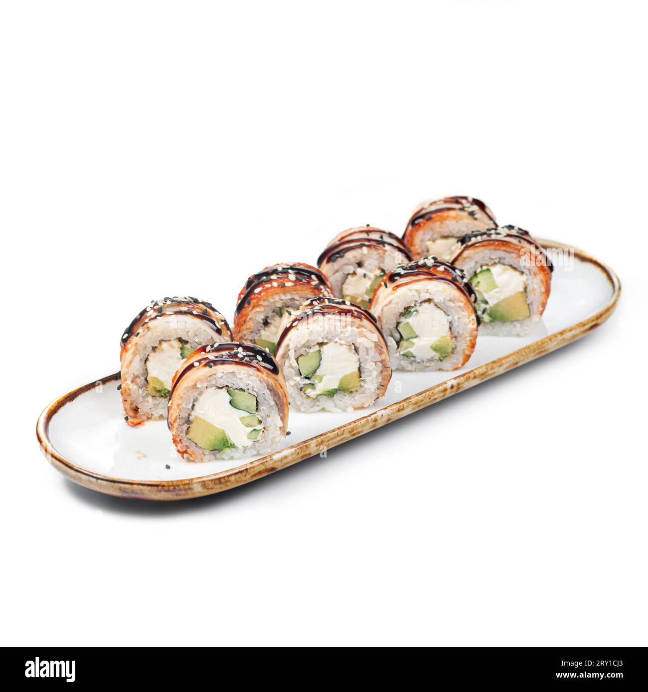 cibo asiatico - sushi roll con anguilla su piatto su sfondo bianco. Maki canadese con anguilla all'esterno, avocado, formaggio e gamberi all'interno. Unagi maki. sus. Fusion Foto Stock