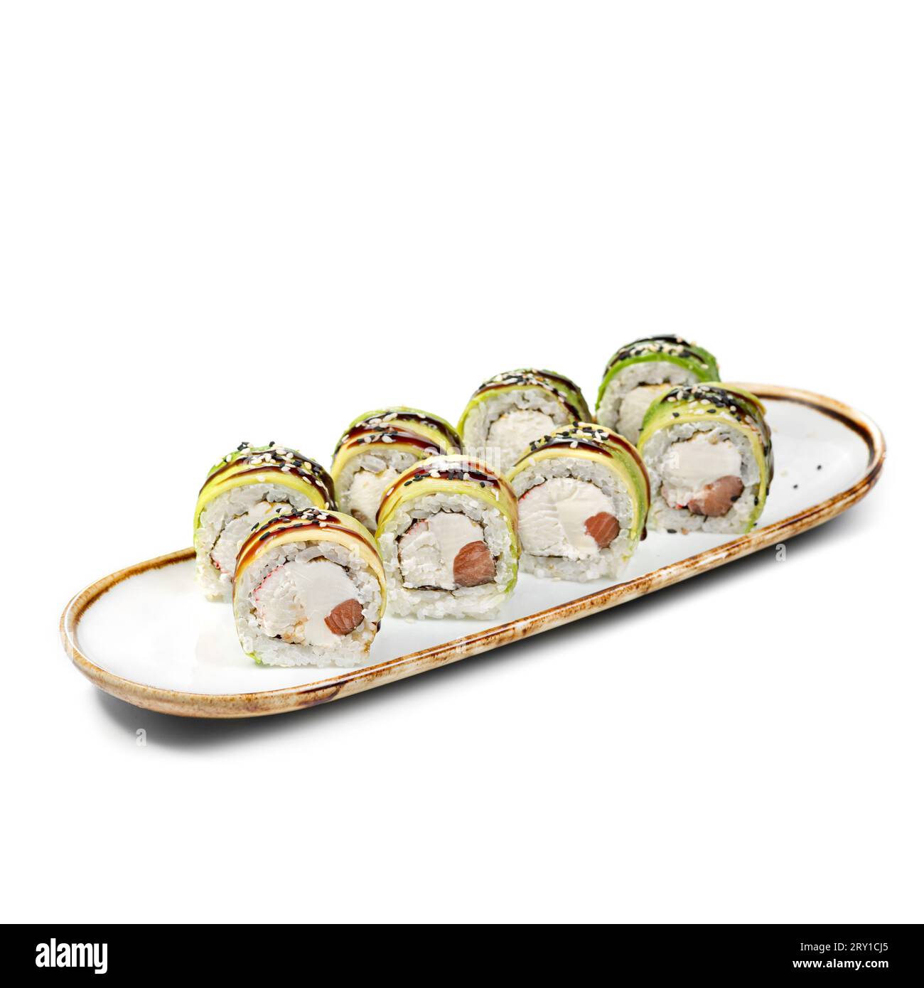 cibo asiatico - sushi roll con anguilla su piatto su sfondo bianco. ARROTOLARE DI VERDE con avocado, granchio, salmone, salsa unaghi, sesamo. Unagi maki. Sushi di fusione Foto Stock