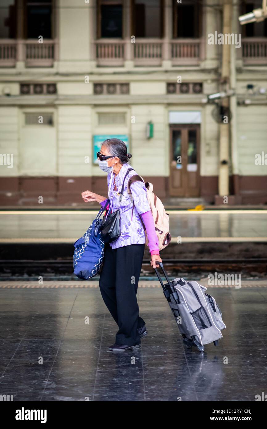 Una vecchia signora thailandese sbarca sul binario alla stazione ferroviaria di Hua Lamphong Pathum Wan, Bangkok Thailandia. Foto Stock