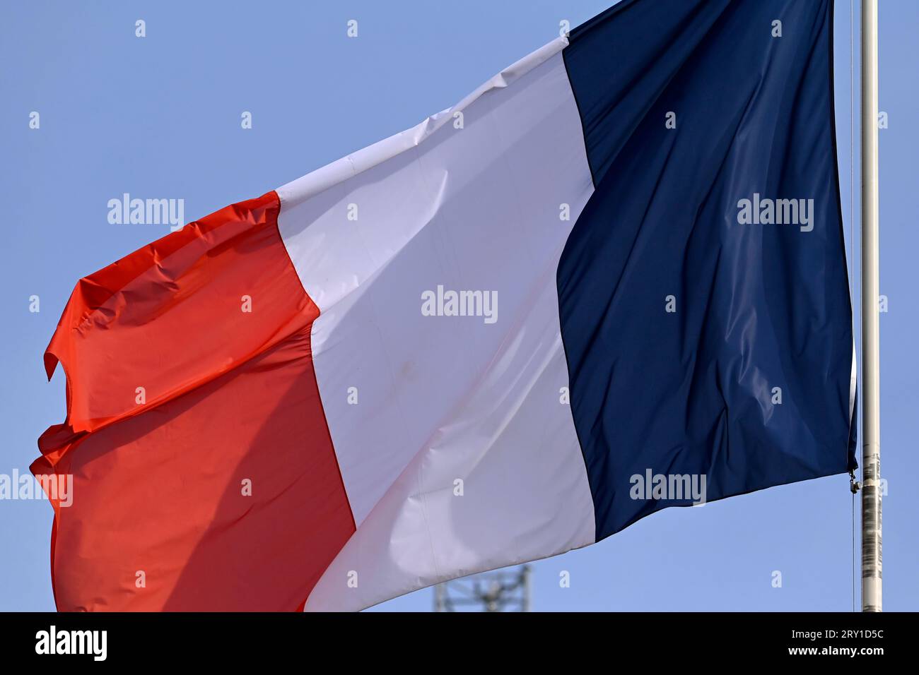 Julien Mattia / le Pictorium - al termine della riunione del Consiglio dei ministri del 27 settembre 2023. - 27/09/2023 - Francia / Ile-de-France (regione) / Parigi - la bandiera francese all'Elysee Palace, 27 settembre 2023 credito: LE PICTORIUM/Alamy Live News Foto Stock