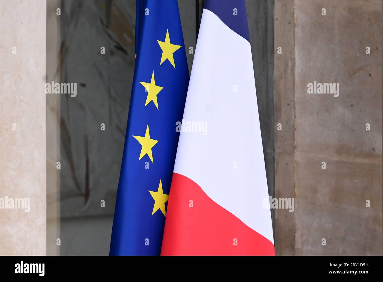 Julien Mattia / le Pictorium - al termine della riunione del Consiglio dei ministri del 27 settembre 2023. - 27/09/2023 - Francia / Ile-de-France (regione) / Parigi - le bandiere francesi ed europee al Palazzo dell'Eliseo, 27 settembre 2023 credito: LE PICTORIUM/Alamy Live News Foto Stock
