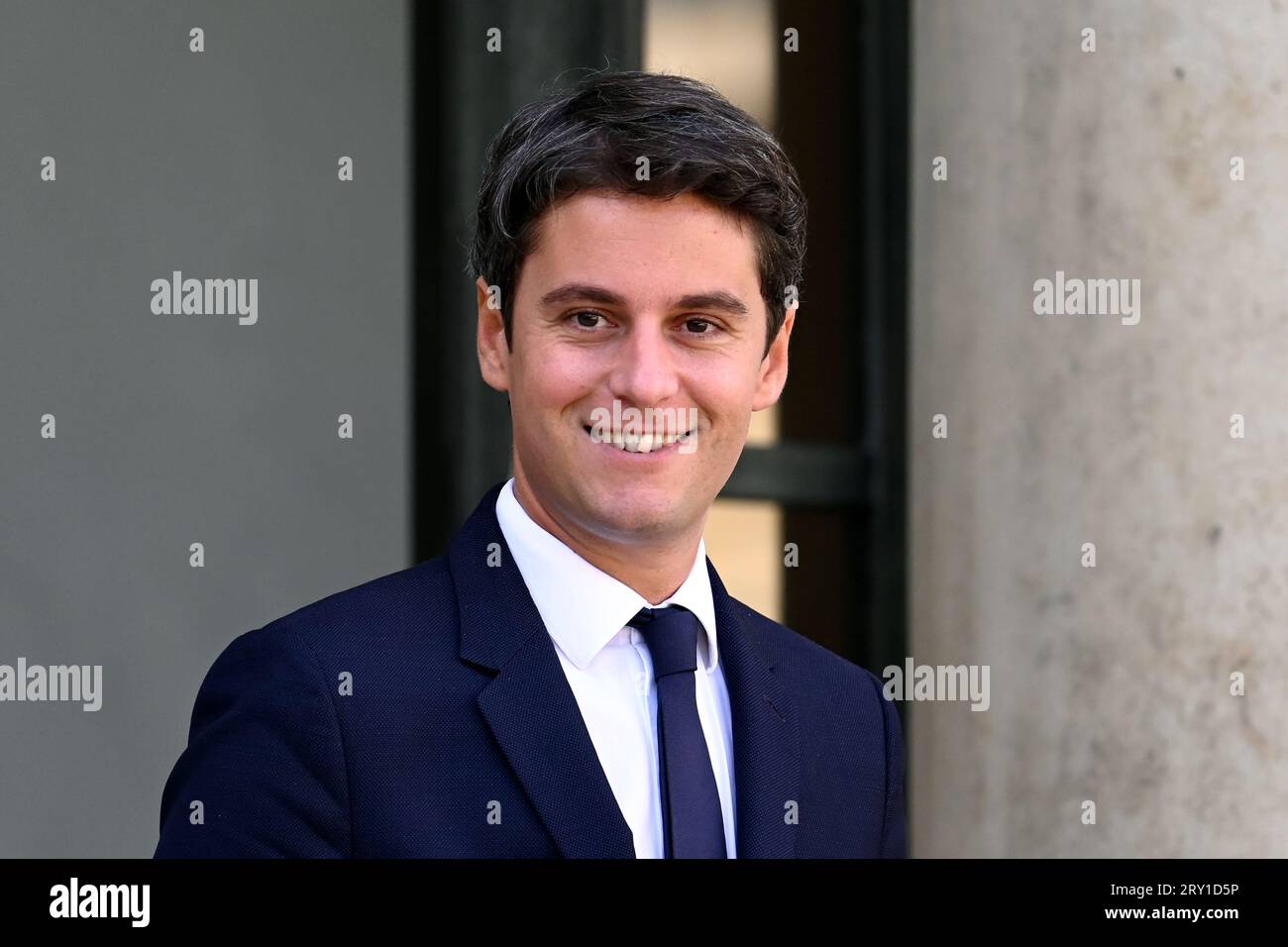 Julien Mattia / le Pictorium - al termine della riunione del Consiglio dei ministri del 27 settembre 2023. - 27/09/2023 - Francia / Ile-de-France (regione) / Parigi - Gabriel Attal, Ministro dell'istruzione nazionale e della gioventù, in uscita dal Consiglio dei ministri, all'Elysee, 27 settembre 2023 credito: LE PICTORIUM/Alamy Live News Foto Stock