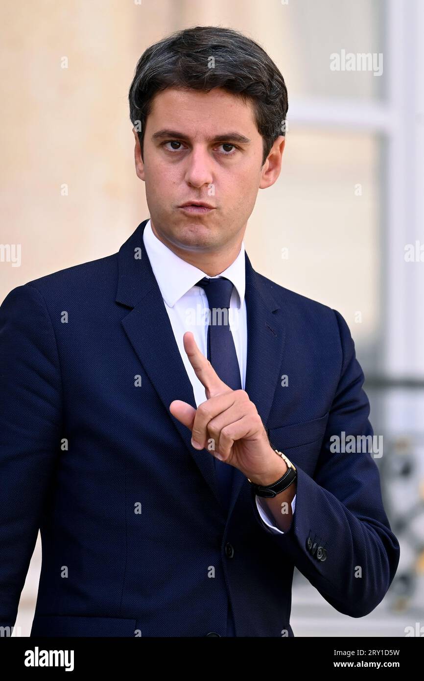 Julien Mattia / le Pictorium - al termine della riunione del Consiglio dei ministri del 27 settembre 2023. - 27/09/2023 - Francia / Ile-de-France (regione) / Parigi - Gabriel Attal, Ministro dell'istruzione nazionale e della gioventù, in uscita dal Consiglio dei ministri, all'Elysee, 27 settembre 2023 credito: LE PICTORIUM/Alamy Live News Foto Stock