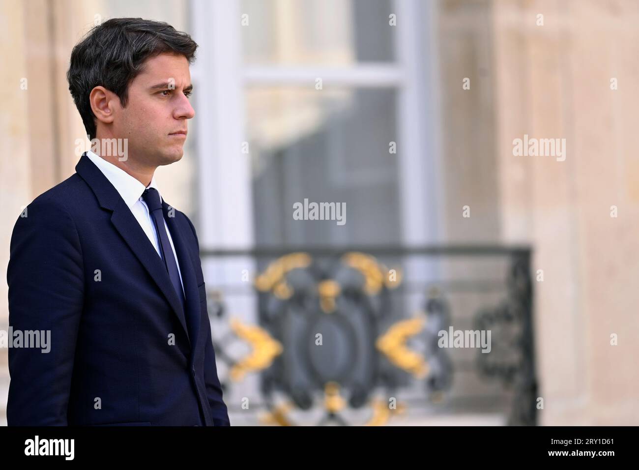 Julien Mattia / le Pictorium - al termine della riunione del Consiglio dei ministri del 27 settembre 2023. - 27/09/2023 - Francia / Ile-de-France (regione) / Parigi - Gabriel Attal, Ministro dell'istruzione nazionale e della gioventù, in uscita dal Consiglio dei ministri, all'Elysee, 27 settembre 2023 credito: LE PICTORIUM/Alamy Live News Foto Stock