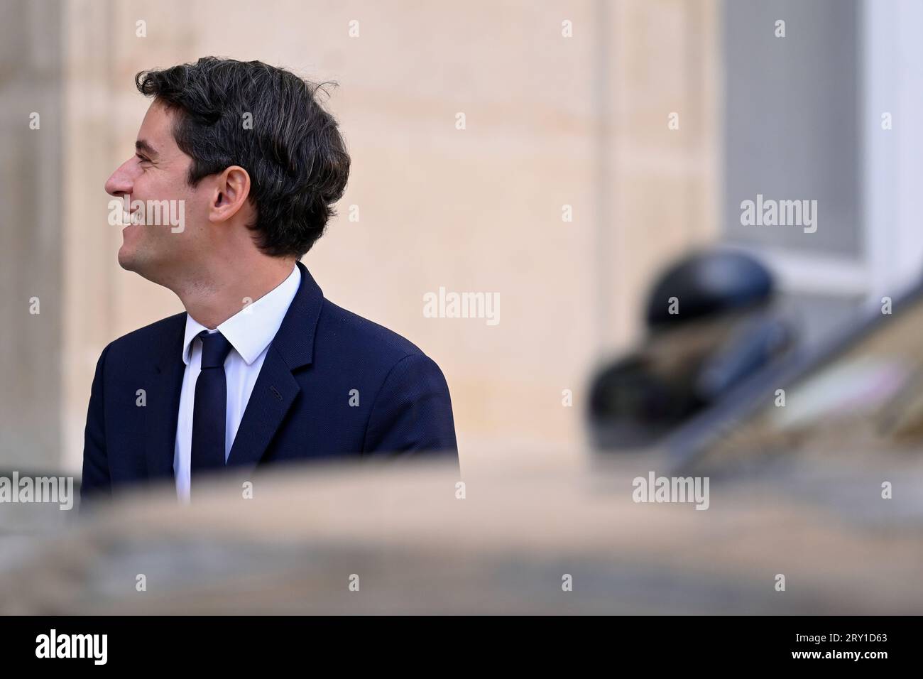 Julien Mattia / le Pictorium - al termine della riunione del Consiglio dei ministri del 27 settembre 2023. - 27/09/2023 - Francia / Ile-de-France (regione) / Parigi - Gabriel Attal, Ministro dell'istruzione nazionale e della gioventù, in uscita dal Consiglio dei ministri, all'Elysee, 27 settembre 2023 credito: LE PICTORIUM/Alamy Live News Foto Stock