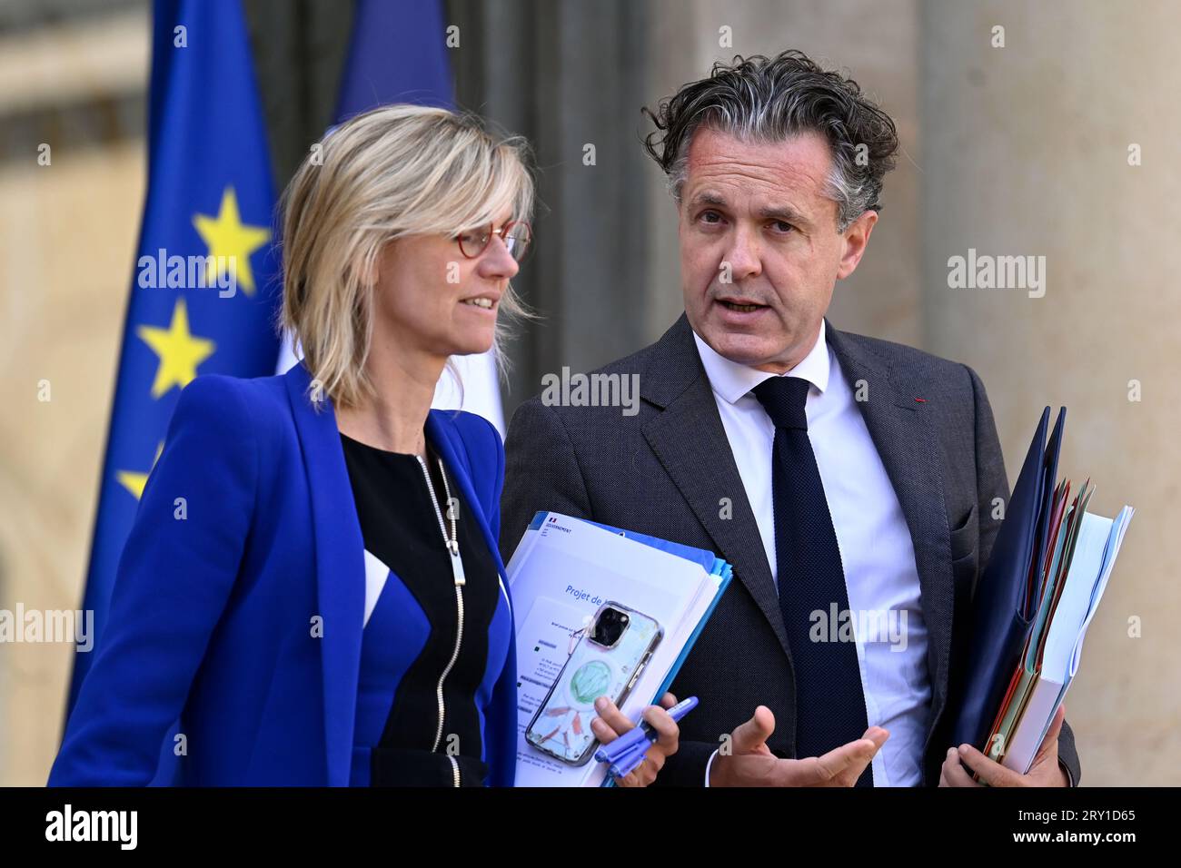 Julien Mattia / le Pictorium - al termine della riunione del Consiglio dei ministri del 27 settembre 2023. - 27/09/2023 - Francia / Ile-de-France (regione) / Parigi - il ministro della transizione ecologica e della coesione territoriale, Christophe Bechu e il ministro della transizione energetica, Agnes Pannier-Runacher lascia il Consiglio dei ministri, all'Elysee, 27 settembre 2023 credito: LE PICTORIUM/Alamy Live News Foto Stock