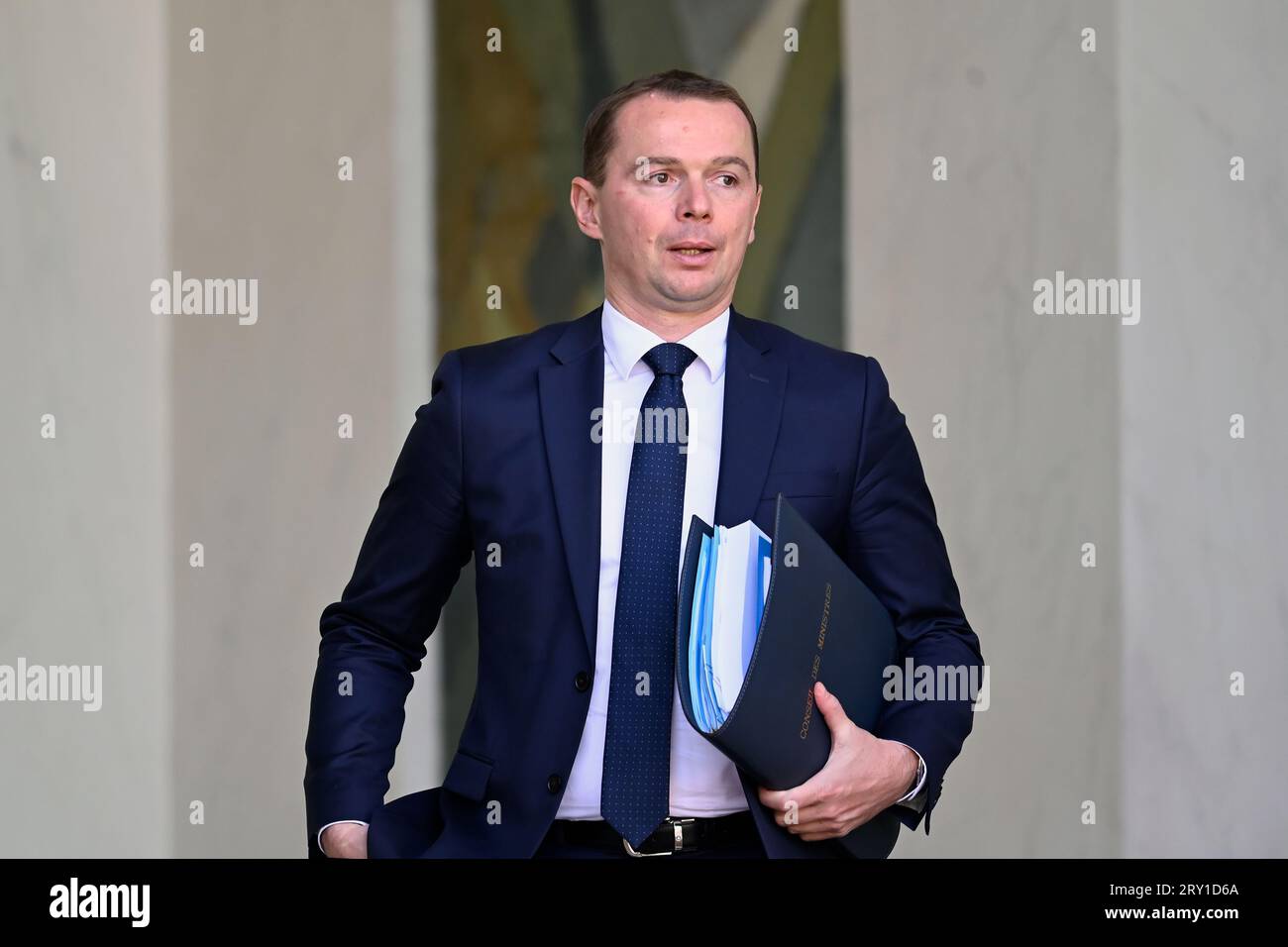 Julien Mattia / le Pictorium - al termine della riunione del Consiglio dei ministri del 27 settembre 2023. - 27/09/2023 - Francia / Ile-de-France (regione) / Parigi - Olivier Dussopt, Ministro del lavoro, dell'occupazione e dell'integrazione, uscendo dal Consiglio dei ministri, al Palazzo dell'Eliseo, 27 settembre 2023 credito: LE PICTORIUM/Alamy Live News Foto Stock