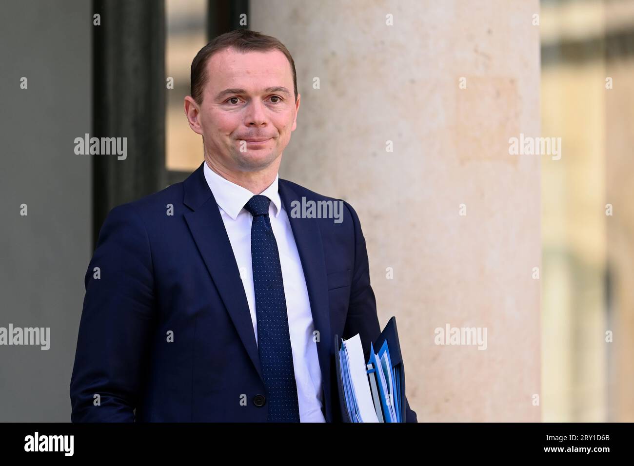 Julien Mattia / le Pictorium - al termine della riunione del Consiglio dei ministri del 27 settembre 2023. - 27/09/2023 - Francia / Ile-de-France (regione) / Parigi - Olivier Dussopt, Ministro del lavoro, dell'occupazione e dell'integrazione, uscendo dal Consiglio dei ministri, al Palazzo dell'Eliseo, 27 settembre 2023 credito: LE PICTORIUM/Alamy Live News Foto Stock