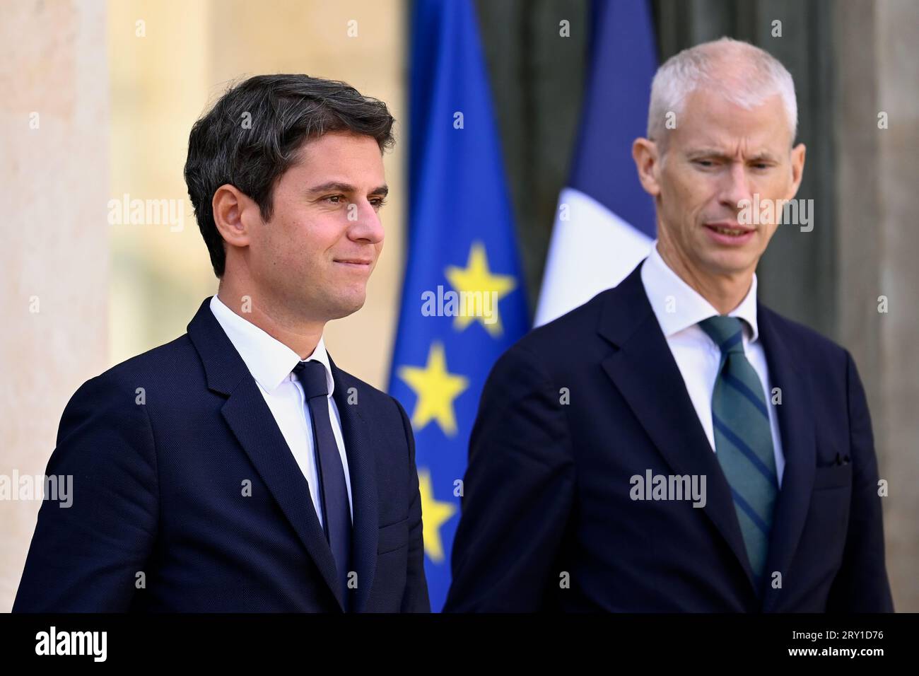 Julien Mattia / le Pictorium - al termine della riunione del Consiglio dei ministri del 27 settembre 2023. - 27/09/2023 - Francia / Ile-de-France (regione) / Parigi - Gabriel Attal, Ministro dell'istruzione e della gioventù, e Franck Riester, Ministro delegato presso il primo Ministro, incaricato delle relazioni con il Parlamento, uscendo dal Consiglio dei ministri, all'Elysee, 27 settembre 2023 credito: LE PICTORIUM/Alamy Live News Foto Stock