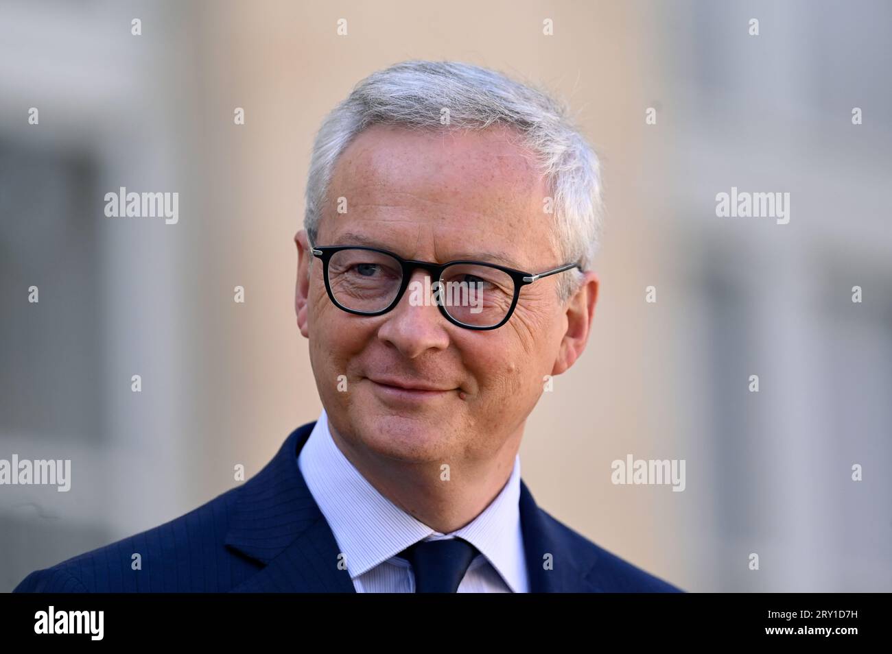 Julien Mattia / le Pictorium - al termine della riunione del Consiglio dei ministri del 27 settembre 2023. - 27/09/2023 - Francia / Ile-de-France (regione) / Parigi - Bruno le Maire, Ministro dell'economia, delle finanze e della sovranità industriale e digitale, uscita dal Conseil des Ministres, al Palazzo dell'Eliseo, 27 settembre 2023 credito: LE PICTORIUM/Alamy Live News Foto Stock