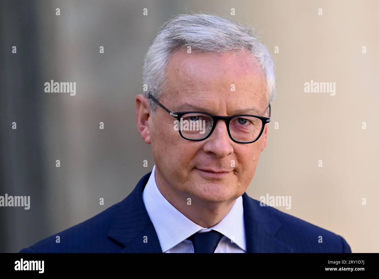 Julien Mattia / le Pictorium - al termine della riunione del Consiglio dei ministri del 27 settembre 2023. - 27/09/2023 - Francia / Ile-de-France (regione) / Parigi - Bruno le Maire, Ministro dell'economia, delle finanze e della sovranità industriale e digitale, uscita dal Conseil des Ministres, al Palazzo dell'Eliseo, 27 settembre 2023 credito: LE PICTORIUM/Alamy Live News Foto Stock