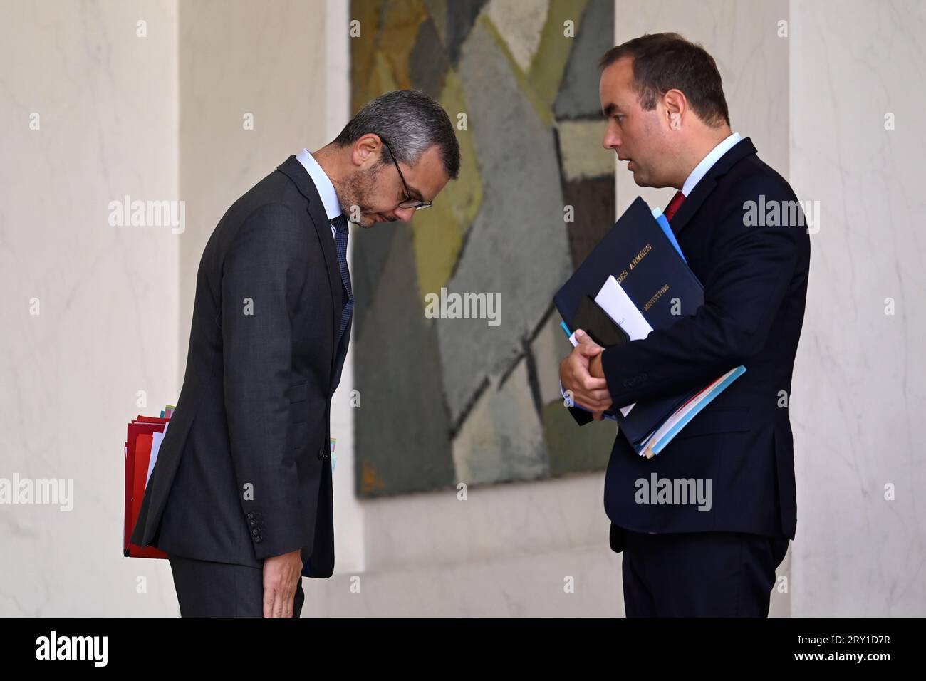 Julien Mattia / le Pictorium - al termine della riunione del Consiglio dei ministri del 27 settembre 2023. - 27/09/2023 - Francia / Ile-de-France (regione) / Parigi - Secretaire General de l'Elysee, Alexis Kholer e le Ministre des Armees, Sebastien Lecornu en Sortie du Conseil des Ministres, all'Elysee, 27 settembre 2023. Crediti: LE PICTORIUM/Alamy Live News Foto Stock