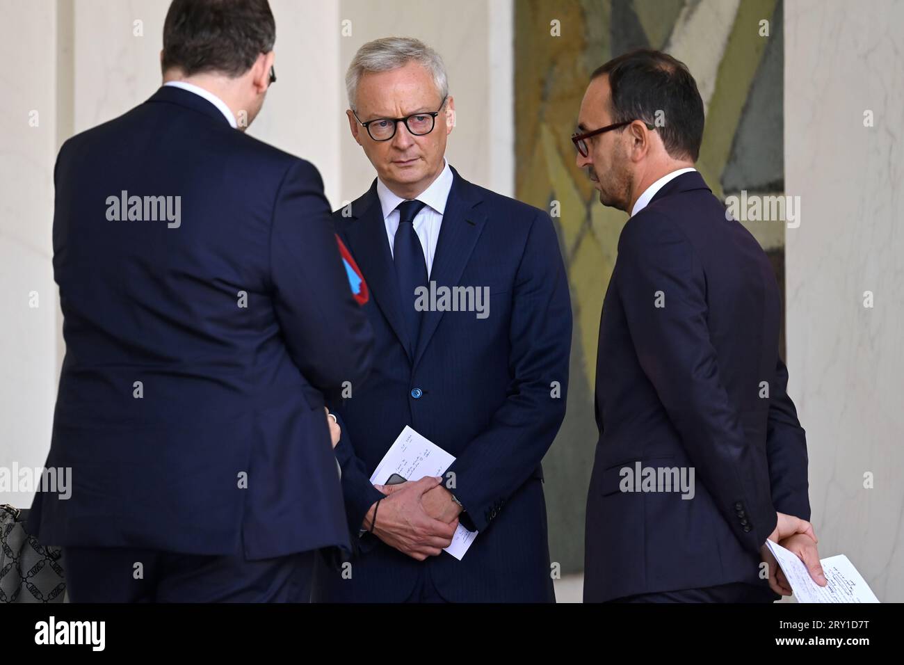 Julien Mattia / le Pictorium - al termine della riunione del Consiglio dei ministri del 27 settembre 2023. - 27/09/2023 - Francia / Ile-de-France (regione) / Parigi - il ministro dell'economia, delle finanze e della sovranità industriale e digitale, Bruno le Maire discute con il ministro delegato presso il ministro dell'Europa e degli affari esteri, incaricato del commercio estero, dell'attrattiva e dei francesi all'estero, Olivier Becht e il ministro delegato presso il ministro dell'economia, delle finanze e della sovranità industriale e digitale, responsabile dei conti pubblici, Thomas Cazenave in uscita dal Consiglio di mi Foto Stock
