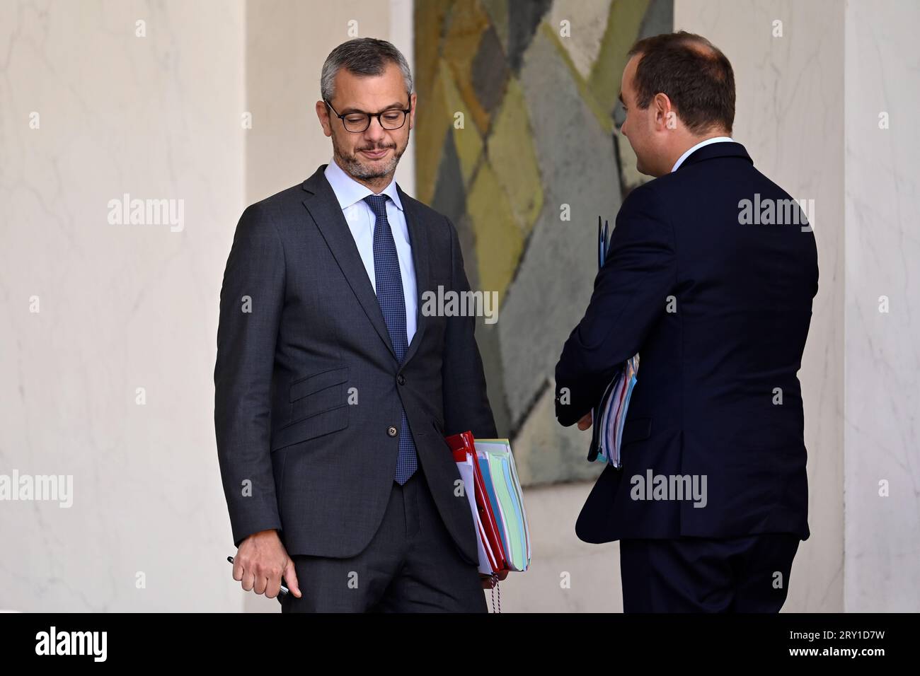 Julien Mattia / le Pictorium - al termine della riunione del Consiglio dei ministri del 27 settembre 2023. - 27/09/2023 - Francia / Ile-de-France (regione) / Parigi - Secretaire General de l'Elysee, Alexis Kholer e le Ministre des Armees, Sebastien Lecornu en Sortie du Conseil des Ministres, all'Elysee, 27 settembre 2023. Crediti: LE PICTORIUM/Alamy Live News Foto Stock