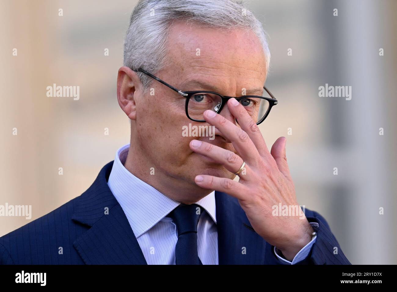 Julien Mattia / le Pictorium - al termine della riunione del Consiglio dei ministri del 27 settembre 2023. - 27/09/2023 - Francia / Ile-de-France (regione) / Parigi - Bruno le Maire, Ministro dell'economia, delle finanze e della sovranità industriale e digitale, uscita dal Conseil des Ministres, al Palazzo dell'Eliseo, 27 settembre 2023 credito: LE PICTORIUM/Alamy Live News Foto Stock