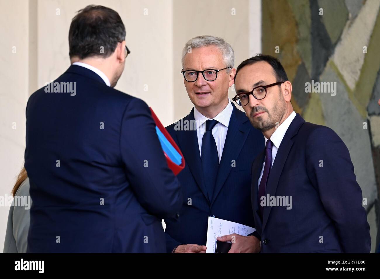 Julien Mattia / le Pictorium - al termine della riunione del Consiglio dei ministri del 27 settembre 2023. - 27/09/2023 - Francia / Ile-de-France (regione) / Parigi - il ministro dell'economia, delle finanze e della sovranità industriale e digitale, Bruno le Maire discute con il ministro delegato presso il ministro dell'Europa e degli affari esteri, incaricato del commercio estero, dell'attrattiva e dei francesi all'estero, Olivier Becht e il ministro delegato presso il ministro dell'economia, delle finanze e della sovranità industriale e digitale, responsabile dei conti pubblici, Thomas Cazenave in uscita dal Consiglio di mi Foto Stock