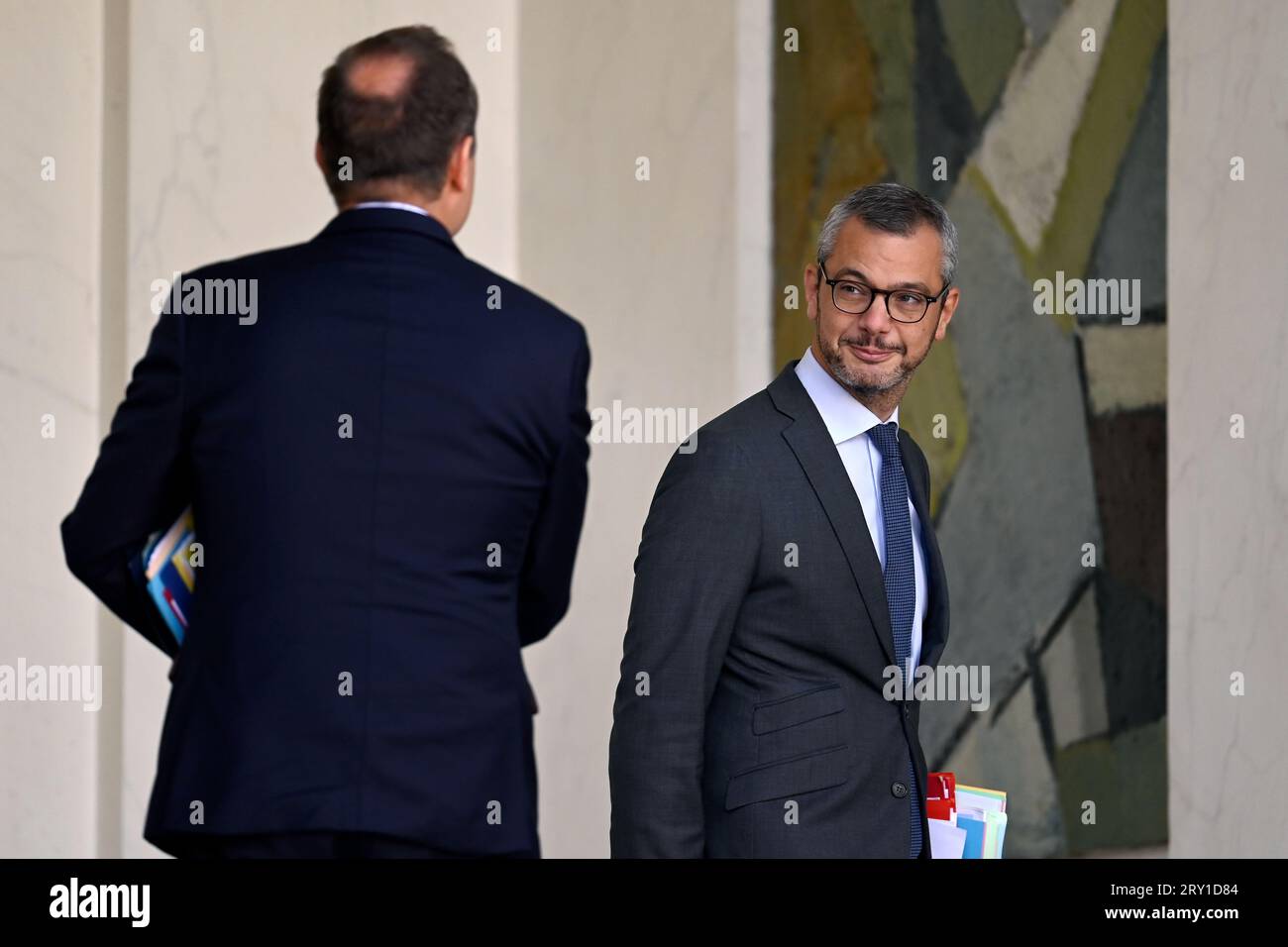 Julien Mattia / le Pictorium - al termine della riunione del Consiglio dei ministri del 27 settembre 2023. - 27/09/2023 - Francia / Ile-de-France (regione) / Parigi - Secretaire General de l'Elysee, Alexis Kholer e le Ministre des Armees, Sebastien Lecornu en Sortie du Conseil des Ministres, all'Elysee, 27 settembre 2023. Crediti: LE PICTORIUM/Alamy Live News Foto Stock
