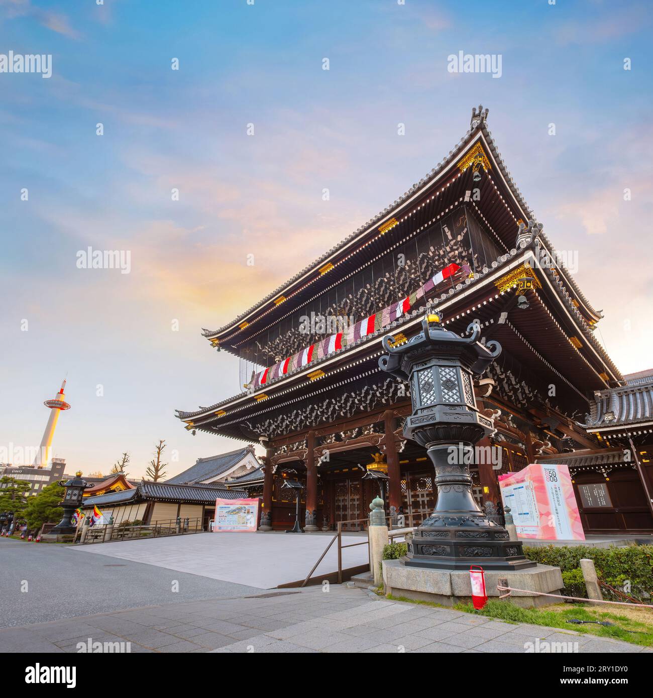 Kyoto, Giappone - marzo 28 2023: Tempio Higashi Honganji situato al centro di Kyoto, una delle due sotto-sette dominanti del Buddhismo Shin in in Giappone e dell'abr Foto Stock