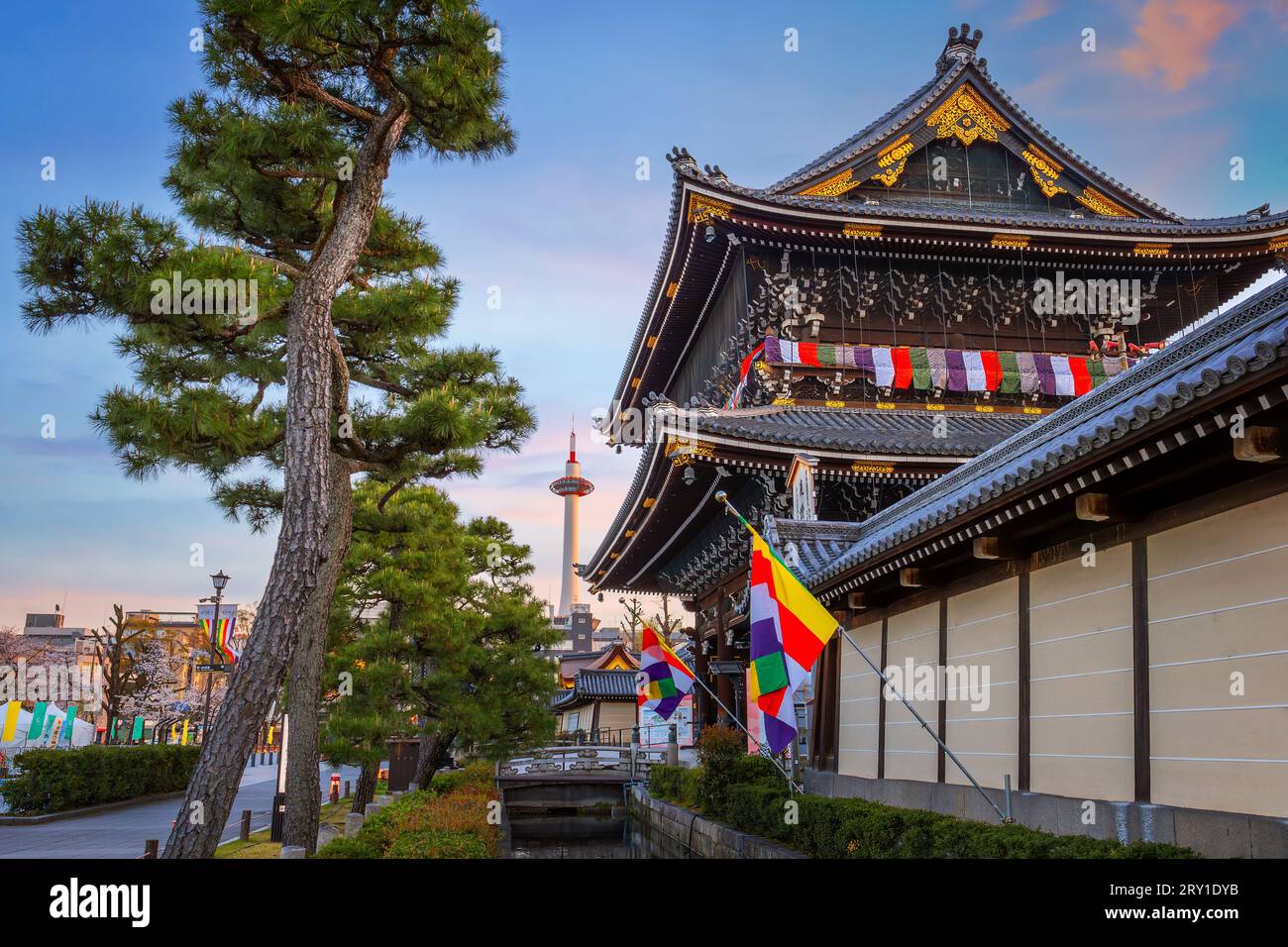 Kyoto, Giappone - marzo 28 2023: Tempio Higashi Honganji situato al centro di Kyoto, una delle due sotto-sette dominanti del Buddhismo Shin in in Giappone e dell'abr Foto Stock