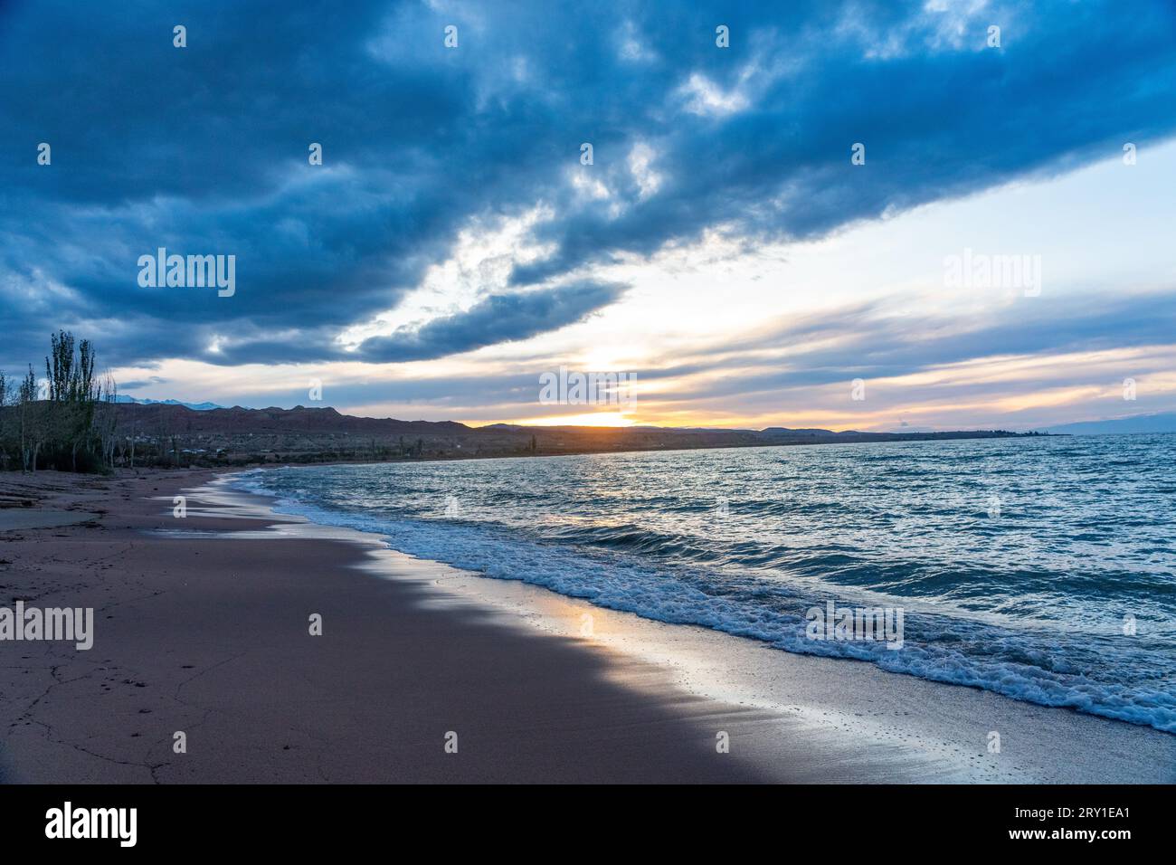 Tramonto nel lago issyk kul in kirghizistan Foto Stock