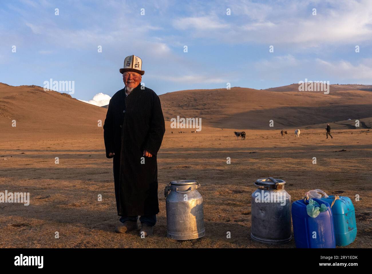 Kyrgyz uomo in abito tradizionale vicino alla sua yurta kyrgyzstan Foto Stock