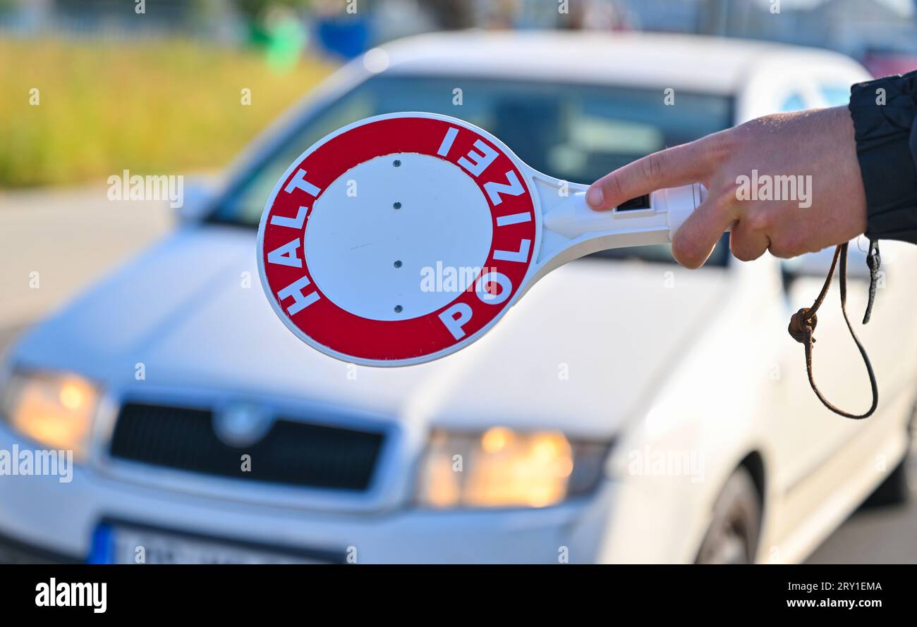28 settembre 2023, Brandeburgo, Francoforte (Oder): Un ufficiale della polizia federale ferma il conducente di un'auto che entra nel valico di frontiera tedesco-polacco Stadtbrücke durante un controllo anti-contrabbando. Attualmente, i migranti vengono arrestati più volte al giorno in questa regione di confine con la Polonia. Foto: Patrick Pleul/dpa credito: dpa Picture Alliance/Alamy Live News Foto Stock