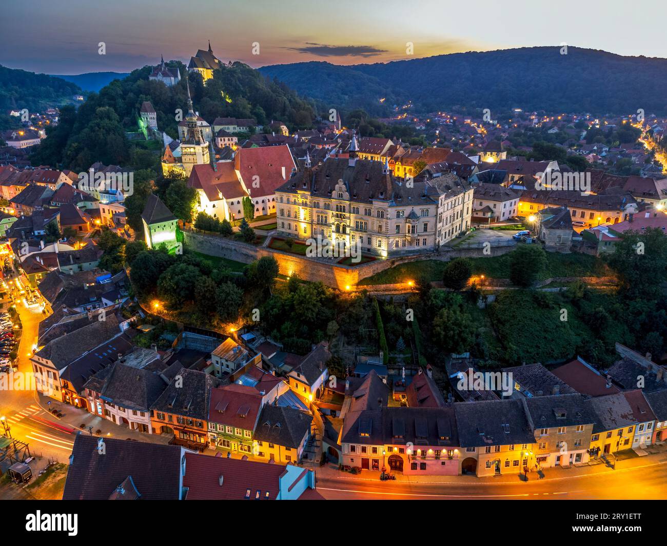 Aereo della fortezza medievale e della città di Sighisoara al tramonto. Foto scattata il 14 agosto 2023 a Sighisoara, regione della Transilvania, Romania. Foto Stock