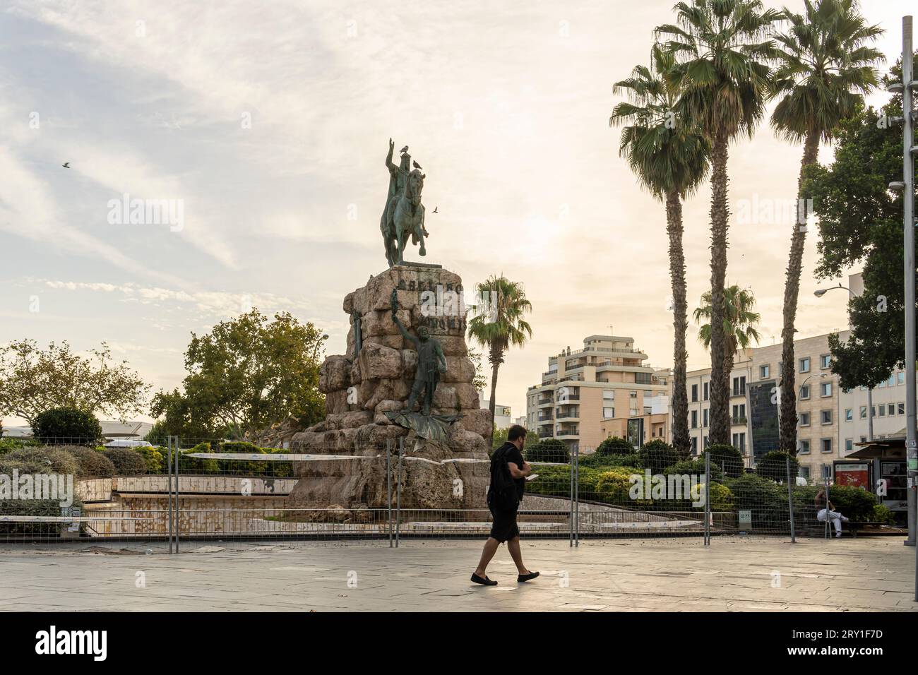 Palma di Maiorca, Spagna; 11 settembre 2023: Scultura in bronzo del re Jaume i a cavallo nella Plaza de España di Palma di Maiorca all'alba, S. Foto Stock