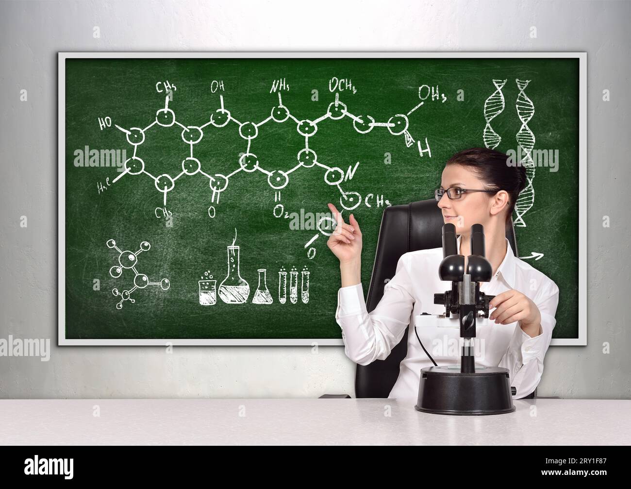 Donna ricercatrice medica donna seduta in laboratorio e mostra un dito a  lavagna con disegno schema chimico Foto stock - Alamy