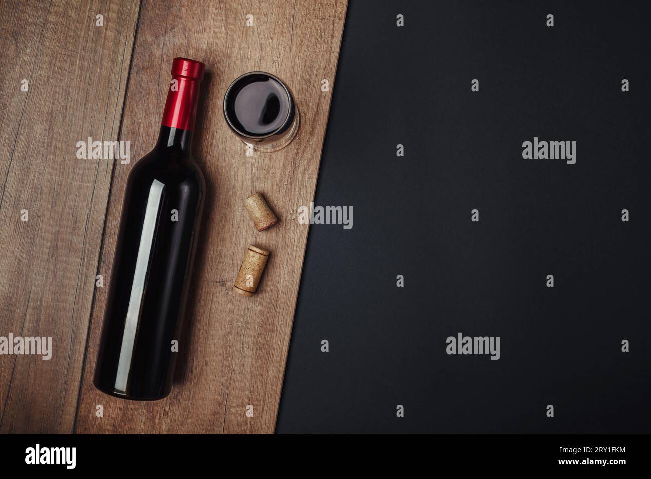 Bottiglia di sughero da vino e bicchiere di vino sullo sfondo arrugginito, il meglio Foto Stock