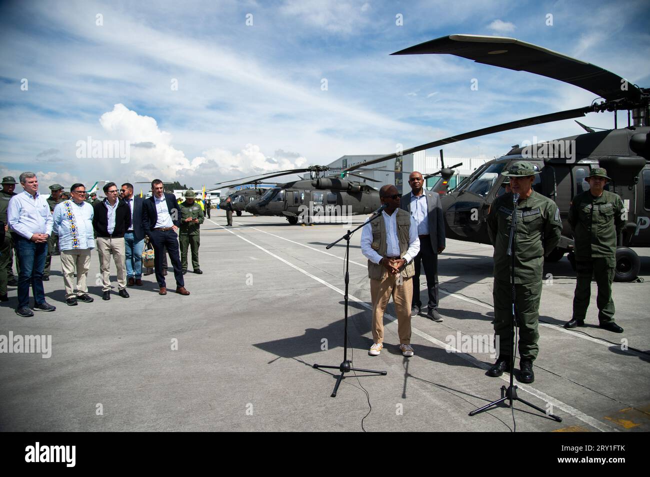 Il vice segretario degli Stati Uniti presso il Bureau of International Narcotics and Law Enforcement Affairs Todd Robinson e la polizia colombiana Foto Stock