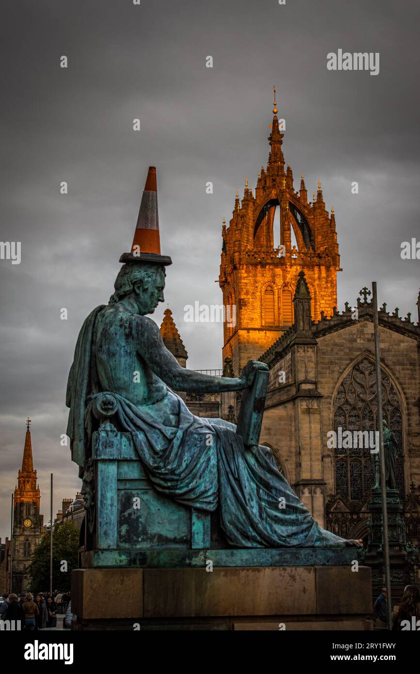 Statua a Edimburgo con un cono stradale Foto Stock