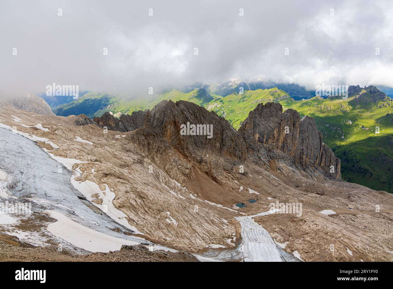 Vista sulla Marmolada e sulla campagna della Val di Fassa Foto Stock