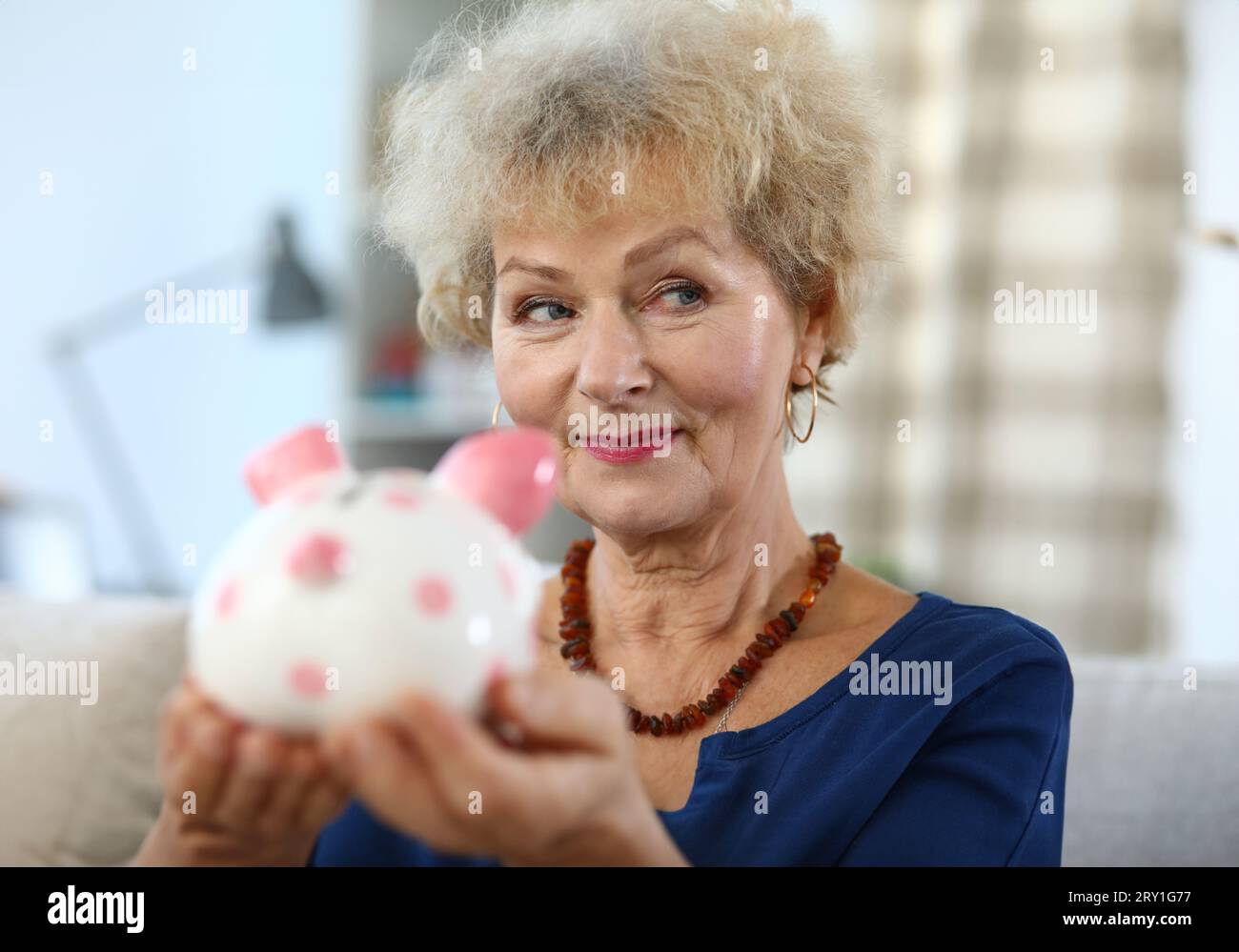 Signora anziana che guarda via Foto Stock