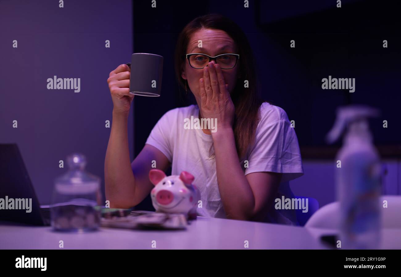 Banconote e monete in tavola Foto Stock