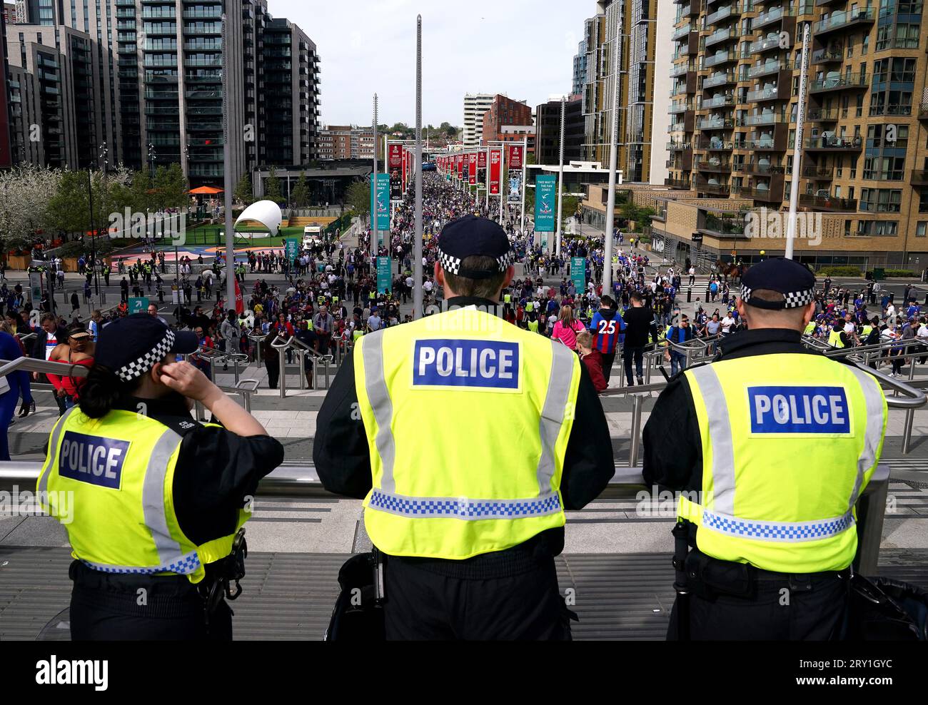 Foto del file datata 17-04-2022 della polizia al Wembley Stadium, Londra. Gli arresti di calcio hanno continuato ad aumentare la scorsa stagione, anche se l'ultimo aumento può essere attribuito all'aggiunta di possesso di droga come reato ai sensi del Football Spectators Act, nuovi dati del Home Office mostrano. Data di emissione: Giovedì 28 settembre 2023. Foto Stock