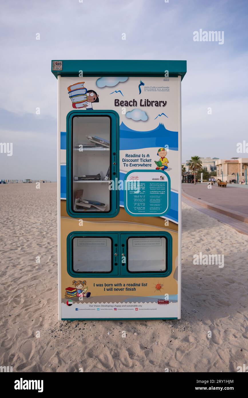 Dubai, Emirati Arabi Uniti, 13 maggio 2017. La Beach Library di Dubai, lanciata nell'aprile 2017, promuove la conoscenza e la cultura con l'energia solare Foto Stock