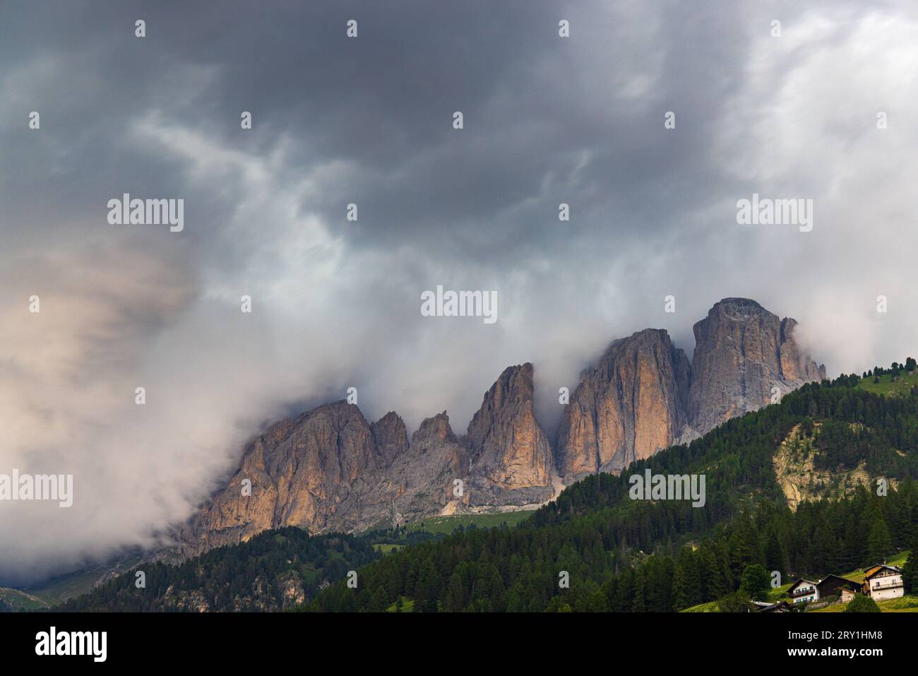 Vista sul Sassolungo e sulla campagna della Val di Fassa Foto Stock