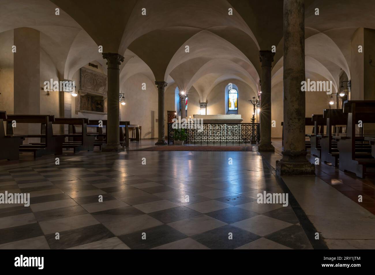 La cripta di San Colombano con il sarcofago del santo, Bobbio, Italia Foto Stock
