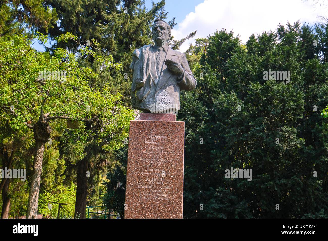 Veduta della statua di Anatoly Aleksandrovich Sobchak, noto politico russo. Nel parco del 9 aprile a Tbilisi, Georgia, Europa. Foto Stock