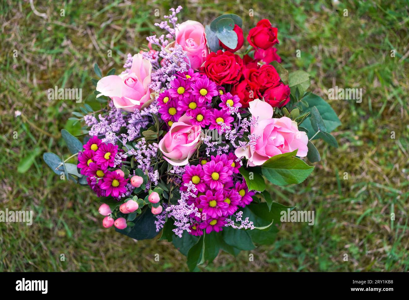 Bouquet colorato con fiori rosa e rossi. Foto Stock