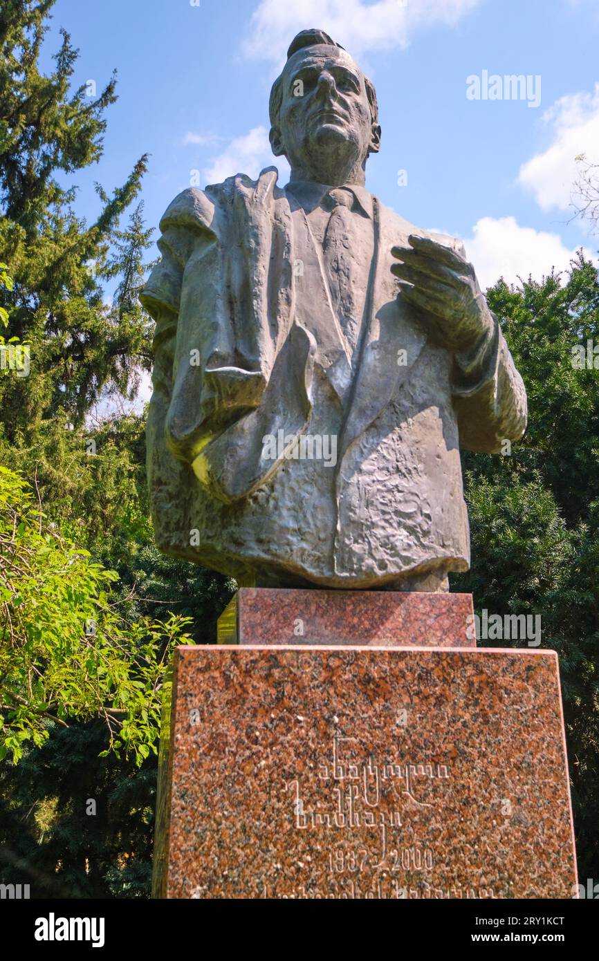 Veduta della statua di Anatoly Aleksandrovich Sobchak, noto politico russo. Nel parco del 9 aprile a Tbilisi, Georgia, Europa. Foto Stock