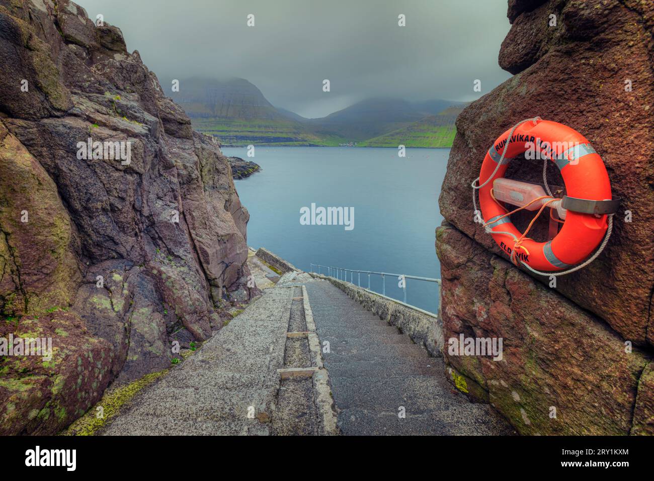 Villaggio di Elduvik e il suo porto nelle Isole Faroe Foto Stock