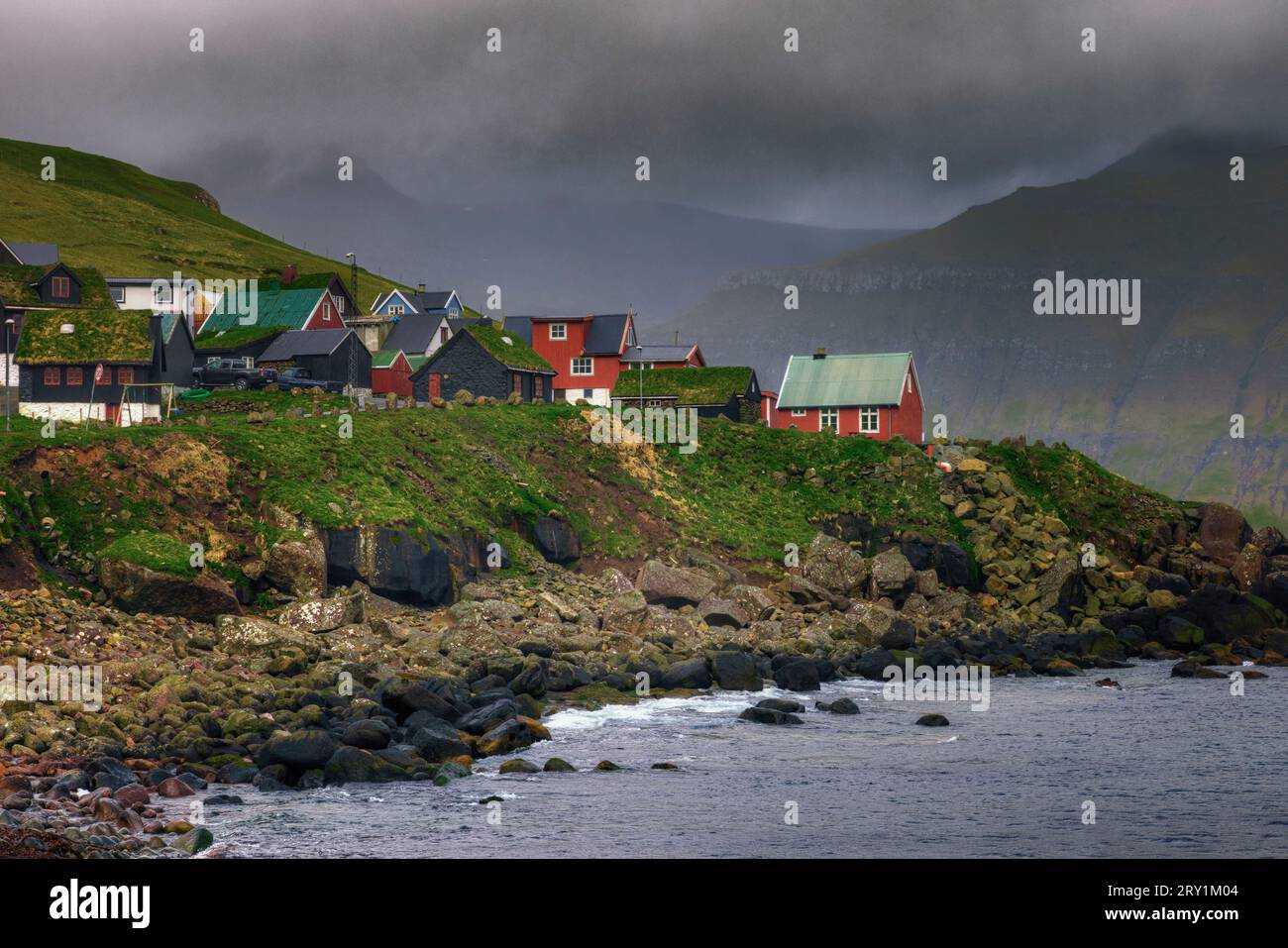 Villaggio di Elduvik e il suo porto nelle Isole Faroe Foto Stock
