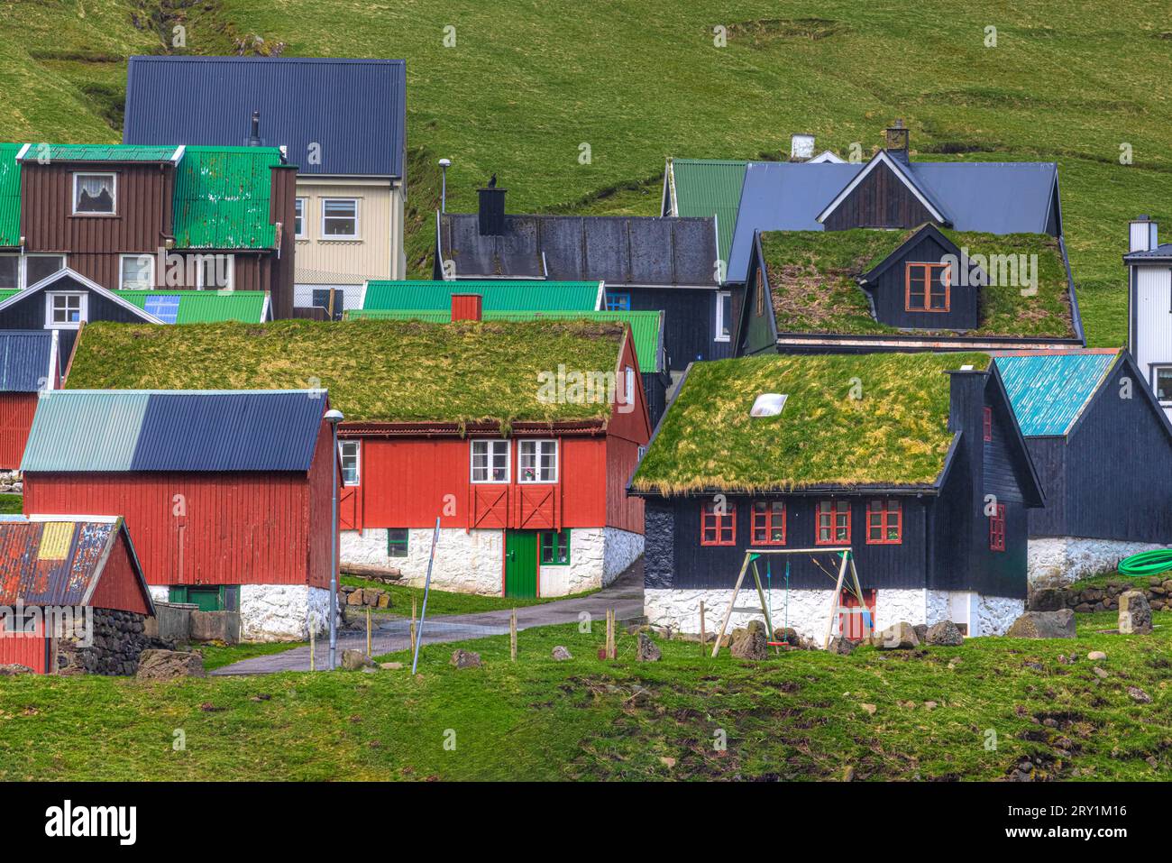 Villaggio di Elduvik e il suo porto nelle Isole Faroe Foto Stock